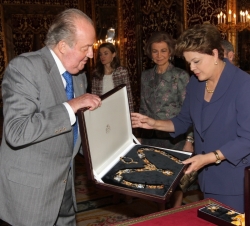 Don Juan Carlos hace entrega a la Presidenta de Brasil del Collar de la Orden de Isabel la Católica